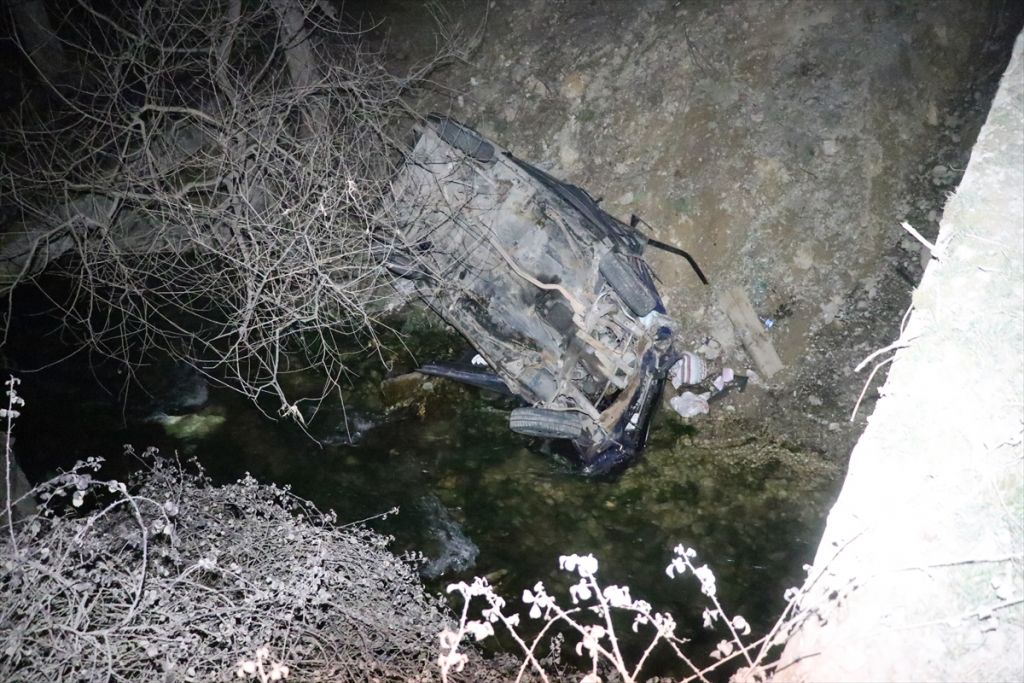 Uygulamadan kaçan otomobil köprüden düştü: 4 yaralı