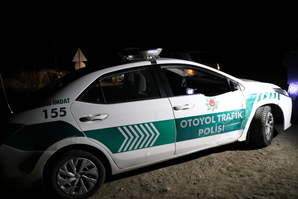 Uygulamadan kaçan otomobil köprüden düştü: 4 yaralı