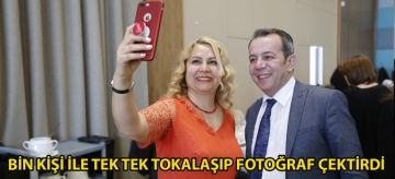 BİN KİŞİ İLE TEK TEK TOKALAŞIP FOTOĞRAF ÇEKTİRDİ