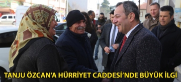TANJU ÖZCAN'A HÜRRİYET CADDESİ'NDE BÜYÜK İLGİ