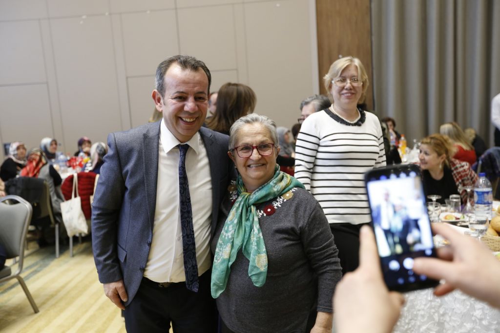 BİN KİŞİ İLE TEK TEK TOKALAŞIP FOTOĞRAF ÇEKTİRDİ