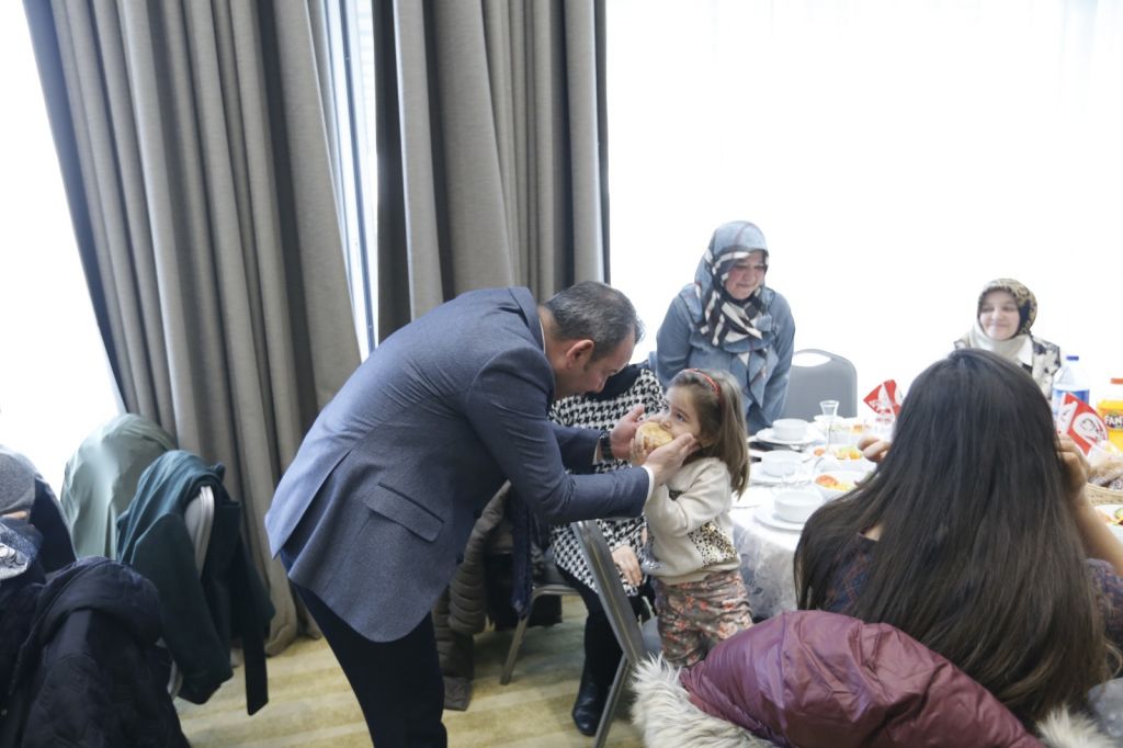 BİN KİŞİ İLE TEK TEK TOKALAŞIP FOTOĞRAF ÇEKTİRDİ