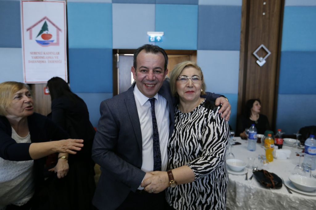 BİN KİŞİ İLE TEK TEK TOKALAŞIP FOTOĞRAF ÇEKTİRDİ