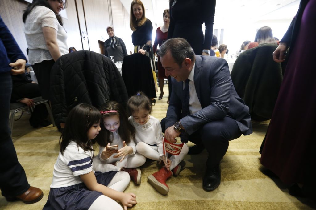 BİN KİŞİ İLE TEK TEK TOKALAŞIP FOTOĞRAF ÇEKTİRDİ