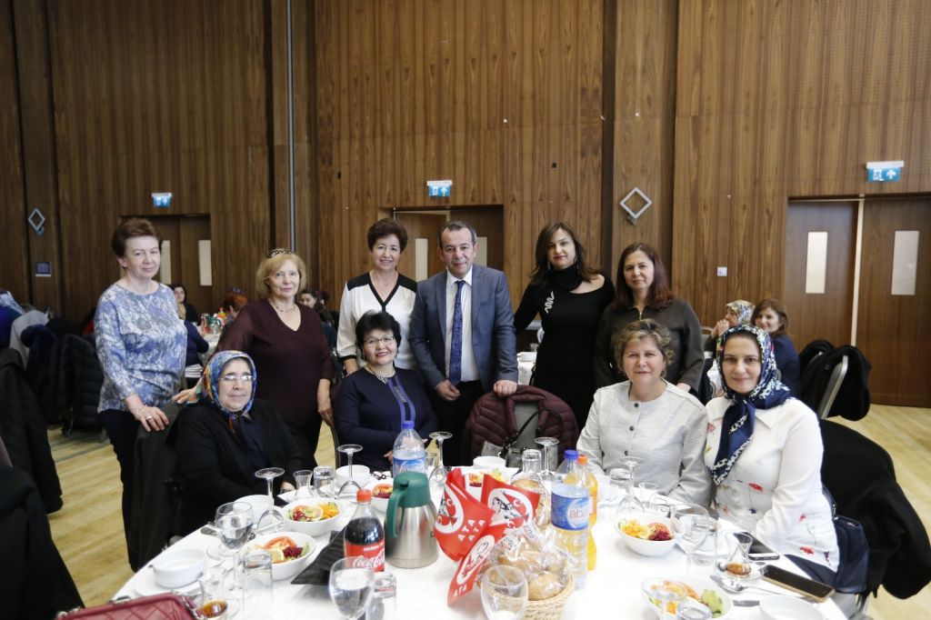 BİN KİŞİ İLE TEK TEK TOKALAŞIP FOTOĞRAF ÇEKTİRDİ