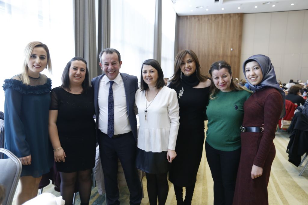 BİN KİŞİ İLE TEK TEK TOKALAŞIP FOTOĞRAF ÇEKTİRDİ