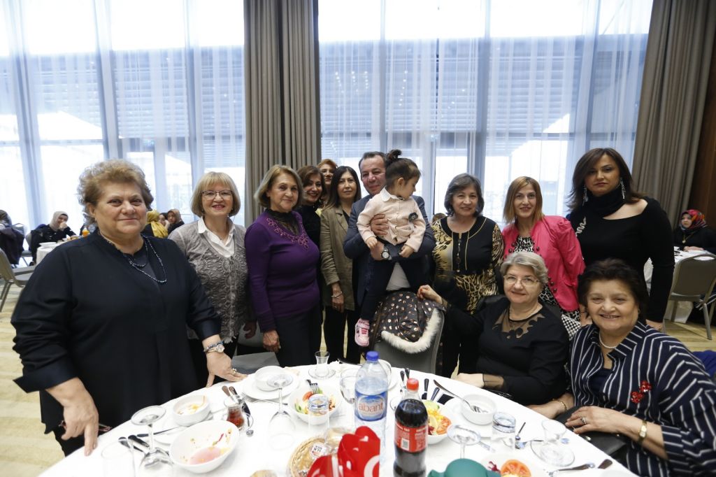 BİN KİŞİ İLE TEK TEK TOKALAŞIP FOTOĞRAF ÇEKTİRDİ