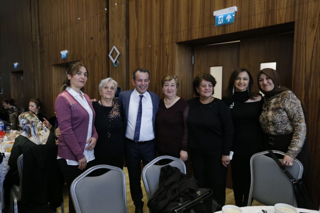 BİN KİŞİ İLE TEK TEK TOKALAŞIP FOTOĞRAF ÇEKTİRDİ