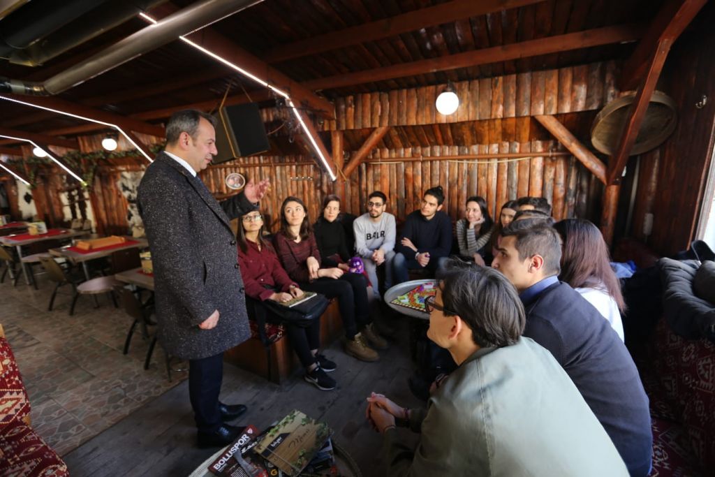 BİN KİŞİ İLE TEK TEK TOKALAŞIP FOTOĞRAF ÇEKTİRDİ