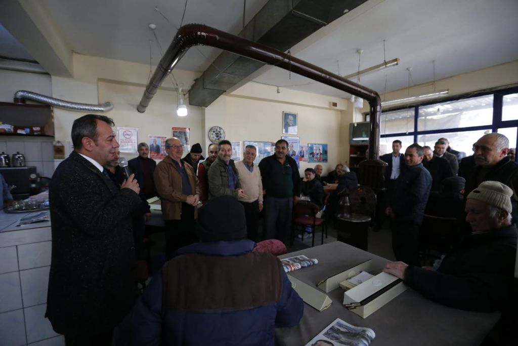 BİN KİŞİ İLE TEK TEK TOKALAŞIP FOTOĞRAF ÇEKTİRDİ