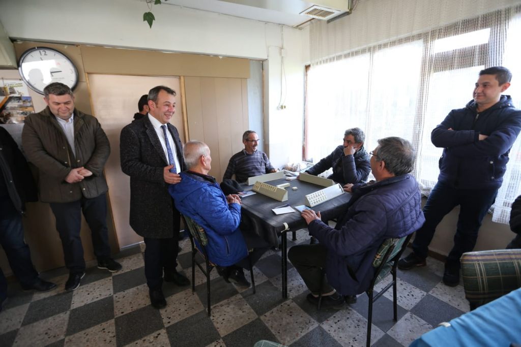 BİN KİŞİ İLE TEK TEK TOKALAŞIP FOTOĞRAF ÇEKTİRDİ