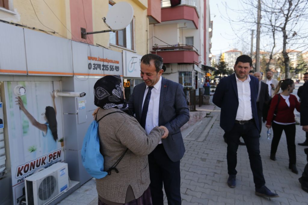 TANJU ÖZCAN KARAMANLI VE YUKARI ÇARŞI ESNAFINI GEZDİ