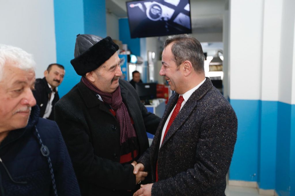 TANJU ÖZCAN'A HÜRRİYET CADDESİ'NDE BÜYÜK İLGİ