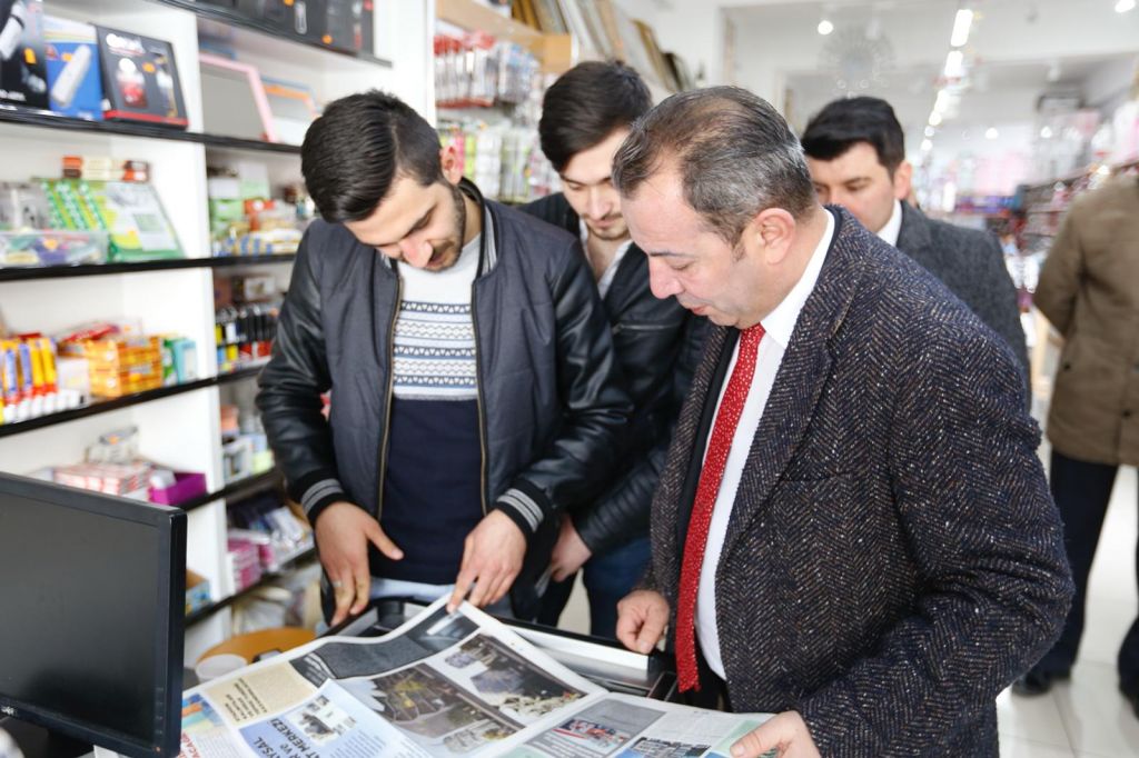 TANJU ÖZCAN'A HÜRRİYET CADDESİ'NDE BÜYÜK İLGİ