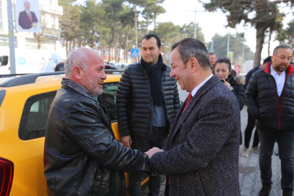 TANJU ÖZCAN'A HÜRRİYET CADDESİ'NDE BÜYÜK İLGİ