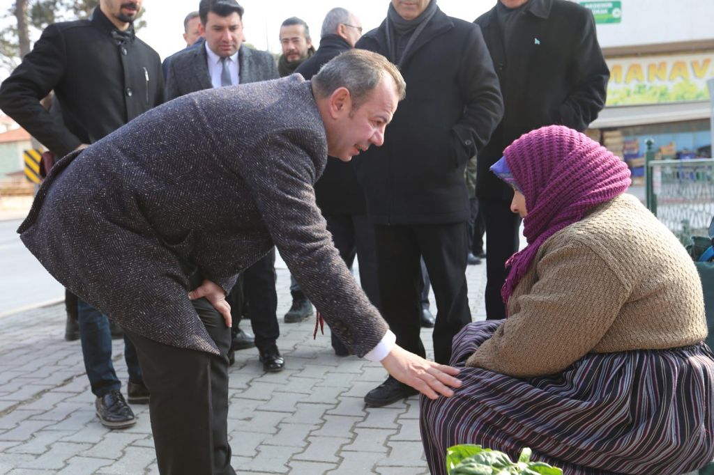 TANJU ÖZCAN'A HÜRRİYET CADDESİ'NDE BÜYÜK İLGİ