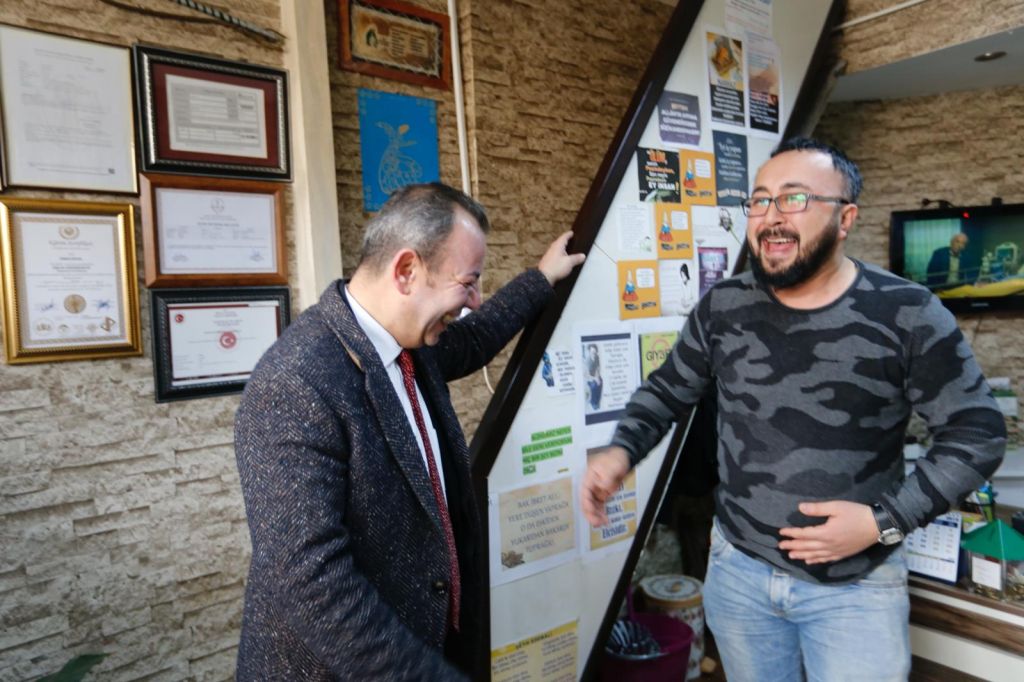 TANJU ÖZCAN'A HÜRRİYET CADDESİ'NDE BÜYÜK İLGİ