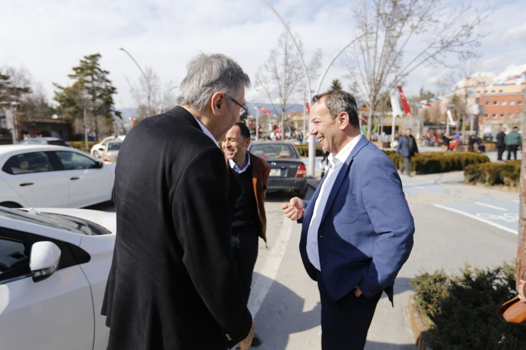 Tanju Özcan'a sevgi seli