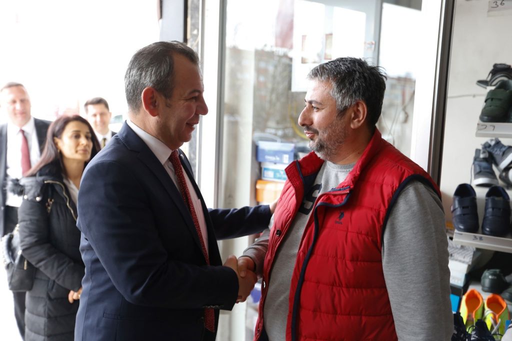 TANJU ÖZCAN'I GÖRÜNCE GÖZYAŞLARINI TUTAMADI