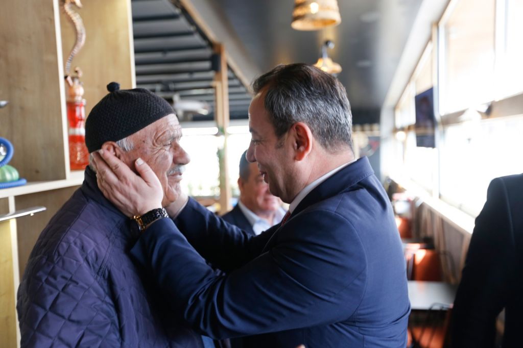 TANJU ÖZCAN'I GÖRÜNCE GÖZYAŞLARINI TUTAMADI