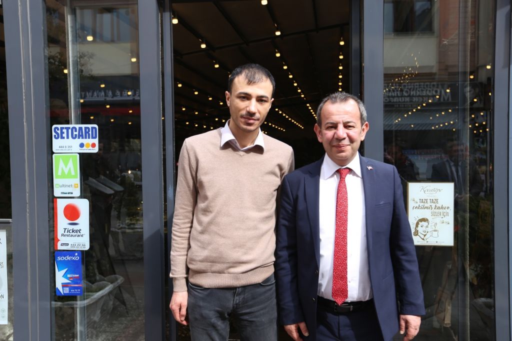 TANJU ÖZCAN'I GÖRÜNCE GÖZYAŞLARINI TUTAMADI