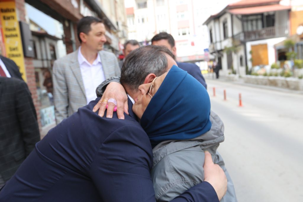 TANJU ÖZCAN'I GÖRÜNCE GÖZYAŞLARINI TUTAMADI