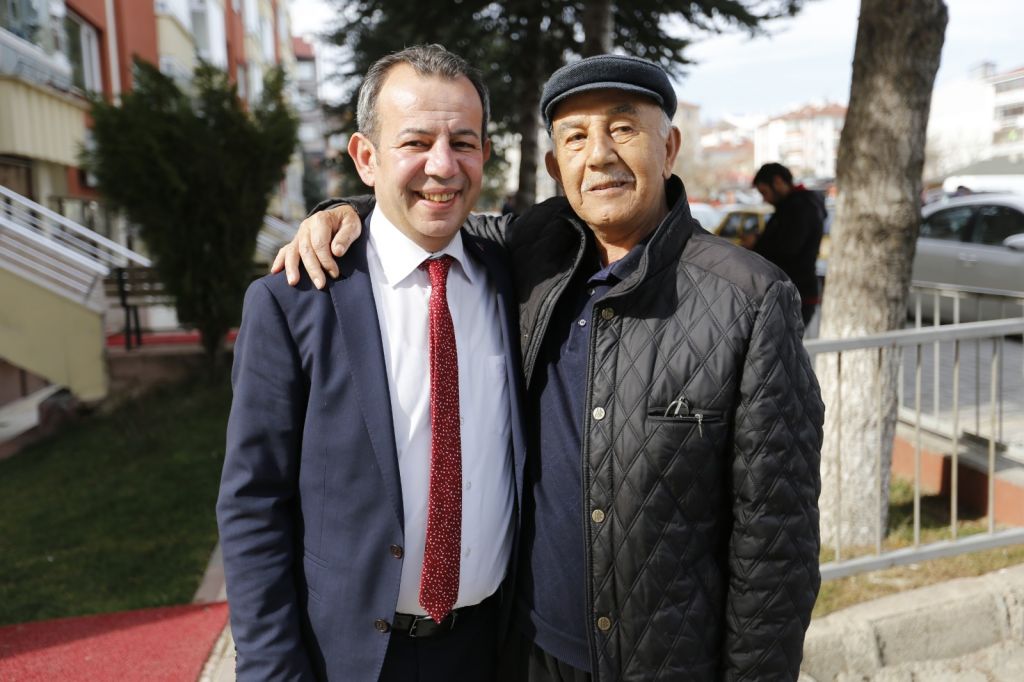 TANJU ÖZCAN'I GÖRÜNCE GÖZYAŞLARINI TUTAMADI