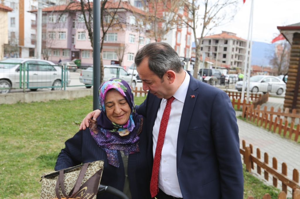TANJU ÖZCAN'I GÖRÜNCE GÖZYAŞLARINI TUTAMADI