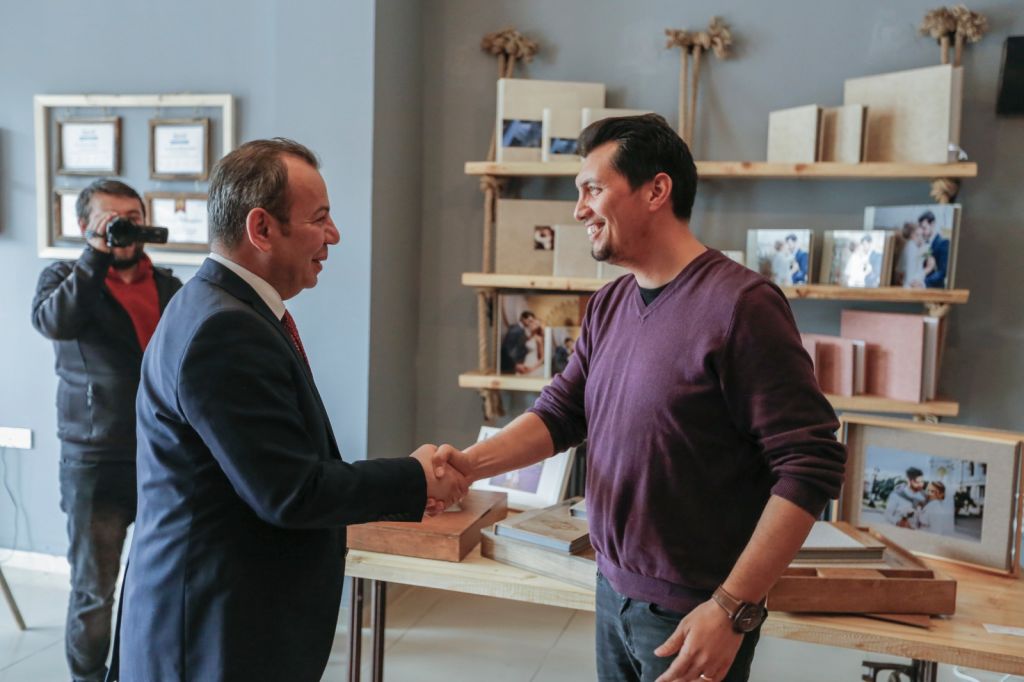 TANJU ÖZCAN'I GÖRÜNCE GÖZYAŞLARINI TUTAMADI