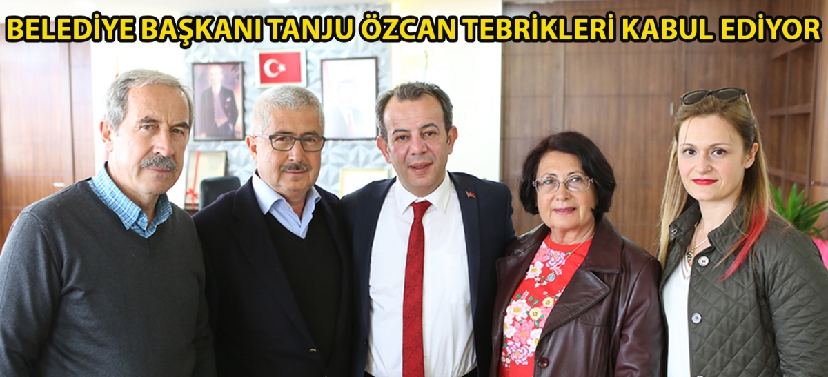 Belediye Başkanı Tanju Özcan tebrikleri kabul ediyor