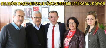 Belediye Başkanı Tanju Özcan tebrikleri kabul ediyor