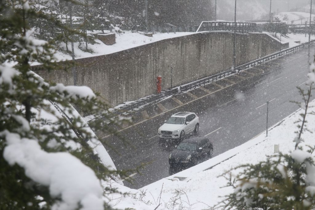 Anadolu Otoyolu ile D-100 kara yolunun Bolu Dağı kesiminde kar yağışı devam ediyor