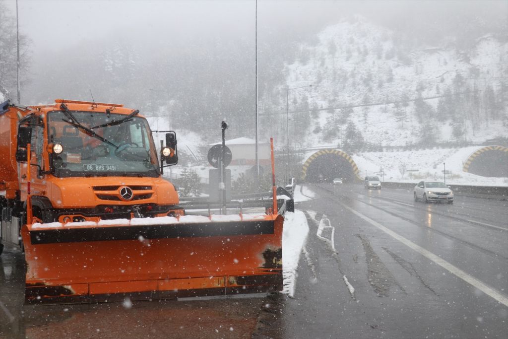 Anadolu Otoyolu ile D-100 kara yolunun Bolu Dağı kesiminde kar yağışı devam ediyor