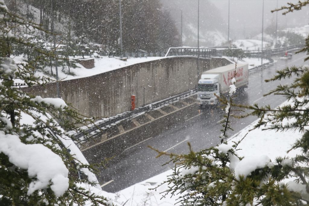 Anadolu Otoyolu ile D-100 kara yolunun Bolu Dağı kesiminde kar yağışı devam ediyor