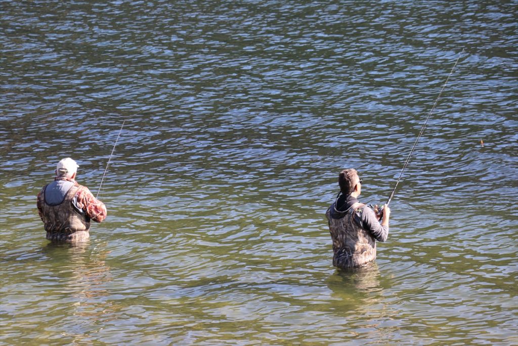 Balık tutkunlarının Abant alası mesaisi