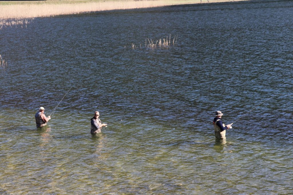 Balık tutkunlarının Abant alası mesaisi