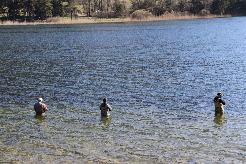 Balık tutkunlarının Abant alası mesaisi
