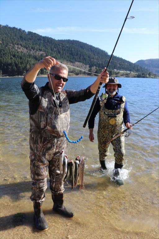 Balık tutkunlarının Abant alası mesaisi