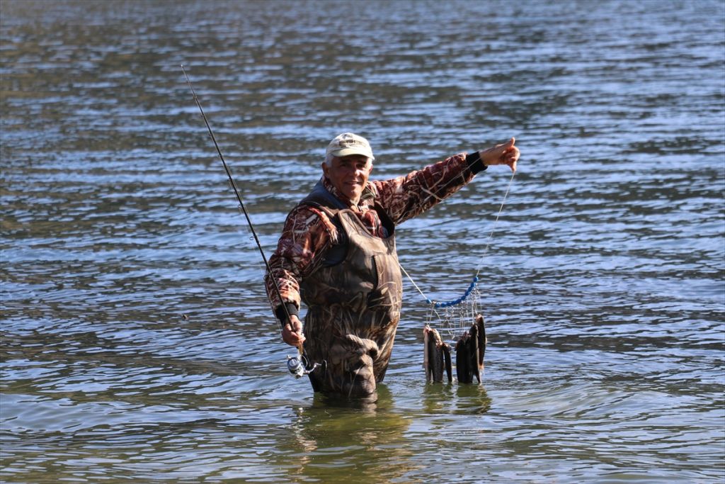 Balık tutkunlarının Abant alası mesaisi
