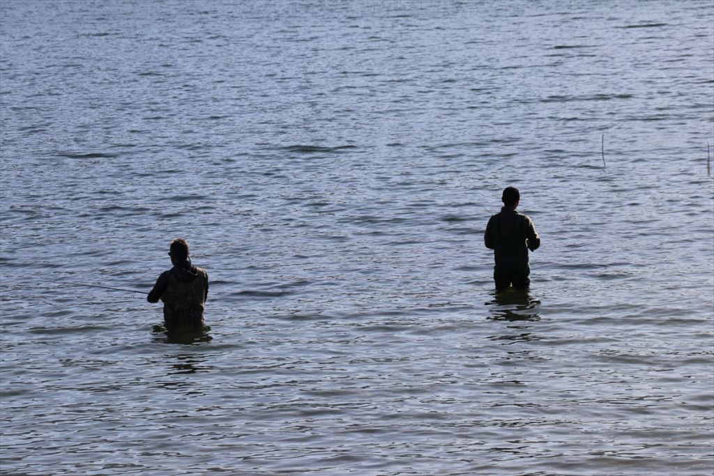 Balık tutkunlarının Abant alası mesaisi