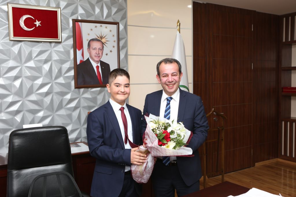 Başkan Özcan, koltuğunu 7'nci sınıf öğrencisine devretti