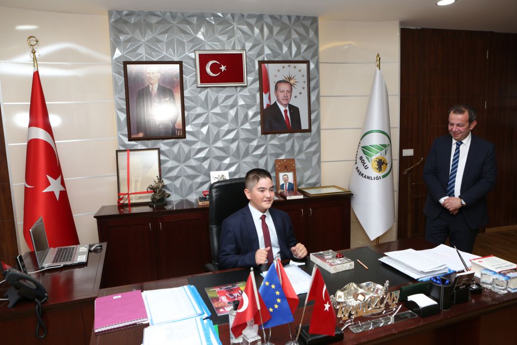 Başkan Özcan, koltuğunu 7'nci sınıf öğrencisine devretti