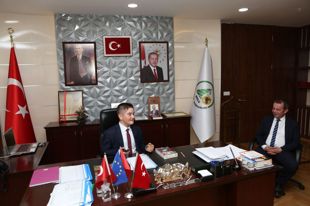 Başkan Özcan, koltuğunu 7'nci sınıf öğrencisine devretti