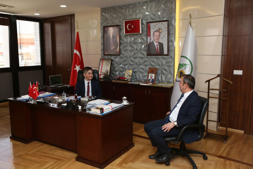 Başkan Özcan, koltuğunu 7'nci sınıf öğrencisine devretti