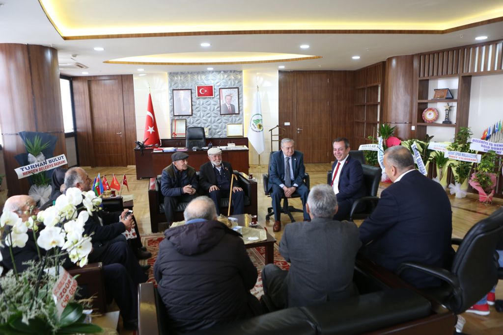 Belediye Başkanı Tanju Özcan tebrikleri kabul ediyor