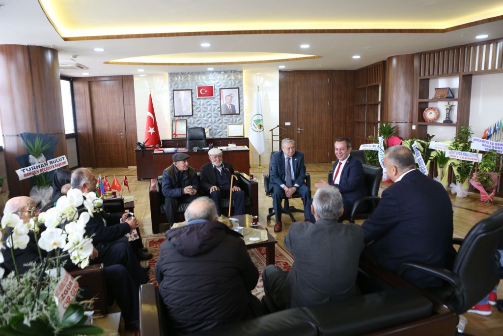 Belediye Başkanı Tanju Özcan tebrikleri kabul ediyor