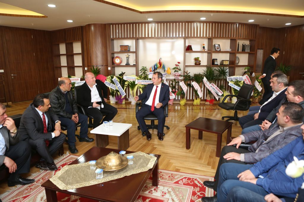 Belediye Başkanı Tanju Özcan tebrikleri kabul ediyor