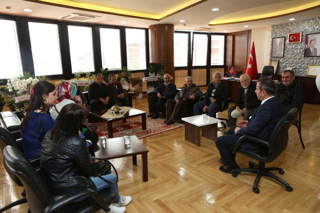 Belediye Başkanı Tanju Özcan tebrikleri kabul ediyor