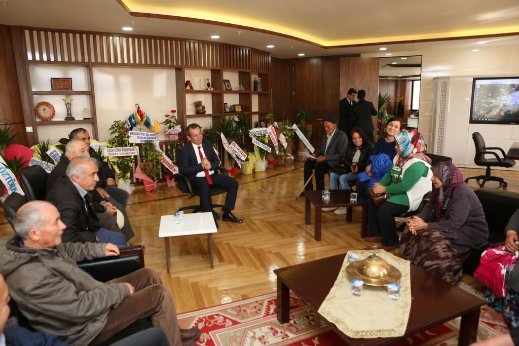 Belediye Başkanı Tanju Özcan tebrikleri kabul ediyor