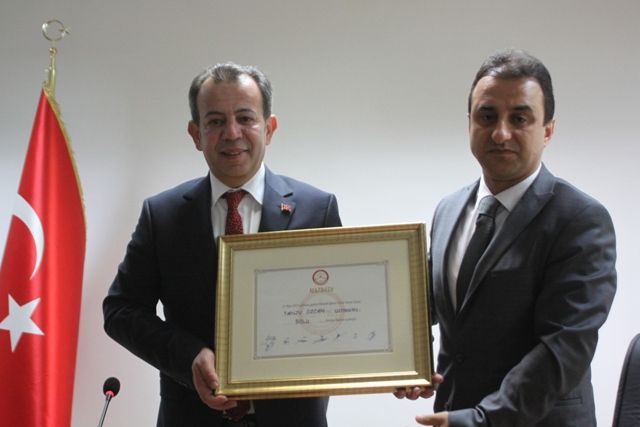 Bolu Belediye Başkanı Tanju Özcan, mazbatasını aldı